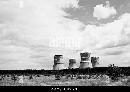 Atomkraftwerk. Spitzen der Kühltürme des Atomkraftwerks Stockfoto