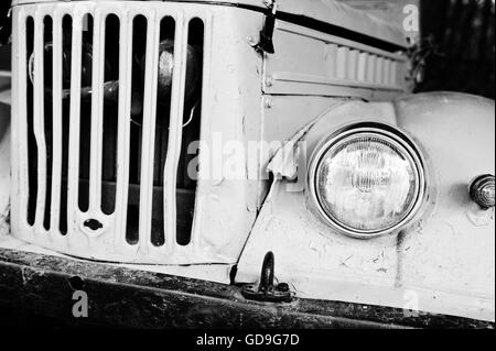 Retro-Autoscheinwerfer mit Kühlergrill. Schwarz / weiß Foto Stockfoto