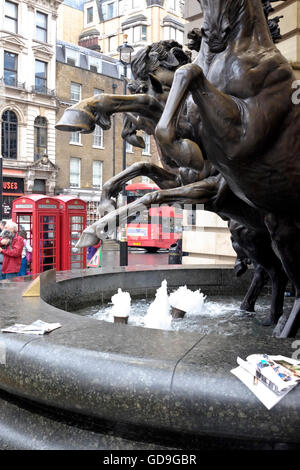 London Piccadilly Circus.Statues der Pferde des Helios, auch bekannt als die vier Bronze Pferde des Helios ein Londoner Wahrzeichen in Piccadilly Circus London Stockfoto