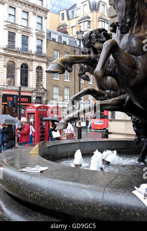 London Piccadilly Circus.Statues der Pferde des Helios, auch bekannt als die vier Bronze Pferde des Helios ein Londoner Wahrzeichen in Piccadilly Circus London Stockfoto