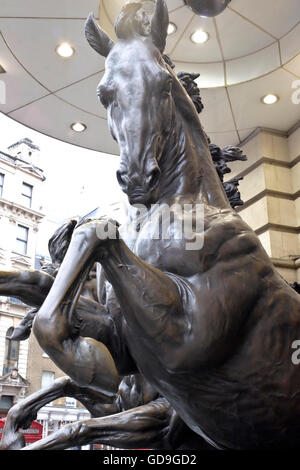 London Piccadilly Circus.Statues der Pferde des Helios, auch bekannt als die vier Bronze Pferde des Helios ein Londoner Wahrzeichen in Piccadilly Circus London Stockfoto