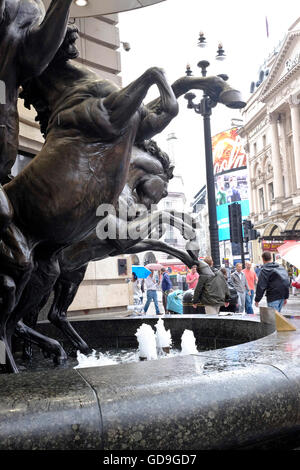 London Piccadilly Circus.Statues der Pferde des Helios, auch bekannt als die vier Bronze Pferde des Helios ein Londoner Wahrzeichen in Piccadilly Circus London Stockfoto