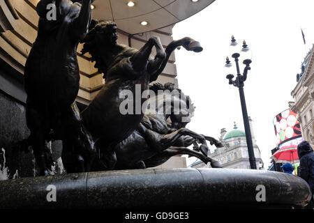 Londoner Piccadilly Circus. Statuen der Pferde des Helios, Londoner Wahrzeichen, auch bekannt als die vier Bronze Pferde des Helios in Piccadilly Circus London Stockfoto