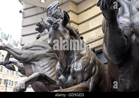 Londoner Piccadilly Circus. Statuen der Pferde des Helios, auch bekannt als die vier Bronze Pferde des Helios in Piccadilly Circus-London England Stockfoto