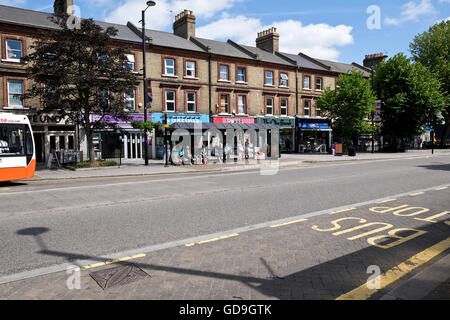 Eine typische UK High Street in Brentwood Essex England Stockfoto