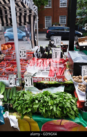 Brentwood GROSSBRITANNIEN. Eine frische Produkte Stall heraus auf einem Flohmarkt an der High Street in Brentwood Essex England Stockfoto