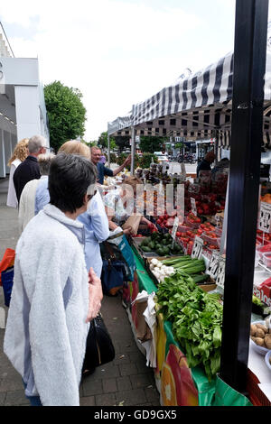 Brentwood GROSSBRITANNIEN. Kunden, die Produkte von einer Straße auf einem Flohmarkt auf einem High Street in Brentwood Essex England Abschaltdruck Stockfoto