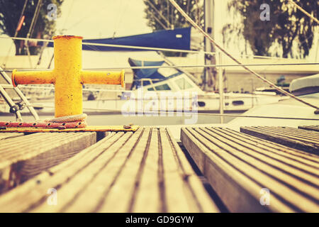 Vintage getönten Poller gelb Liegeplatz in der Marina, nautische Hintergrund. Stockfoto