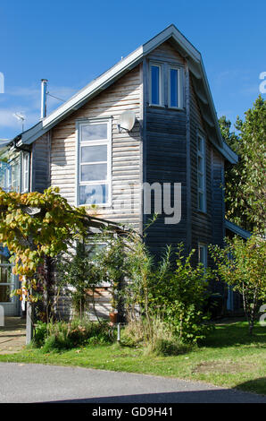 3 Etagen Holzhaus in Findhorn EcoVillage, Scotland, United Kingdom of Great Britain, mit Veranda und Außentreppe. Stockfoto