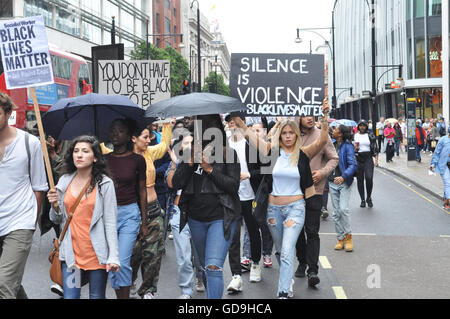 Szenen für Oxford Street an der th schwarz lebt Angelegenheit U.K protestieren Tausende Menschen versammelten sich und marschierten in Solidarität. Stockfoto