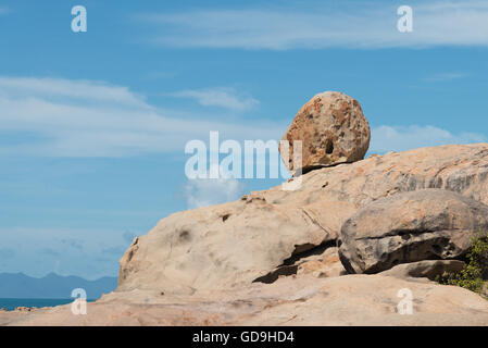 Ein Fels, balancieren auf andere Felsen Stockfoto