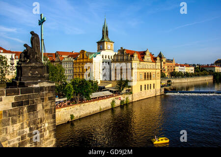 Vltava (Moldau) und Stare Mesto angesehen von der Karlsbrücke in Prag, Tschechische Republik Stockfoto