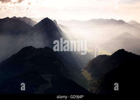Berge, Landschaft mit Sonnenstrahlen im Dunst auf Kanisfluh, gesehen vom Diedamskopf, in der Nähe von Mellau im Bregenzer Wald Stockfoto