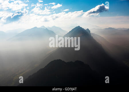 Berge, Landschaft mit Sonnenstrahlen im Dunst auf Kanisfluh, gesehen vom Diedamskopf, in der Nähe von Mellau im Bregenzer Wald Stockfoto