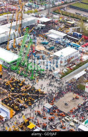 Krane und Baumaschinen, BAUMA 2016, im freien Gelände, Luftaufnahme, München, Bayern, Deutschland Stockfoto