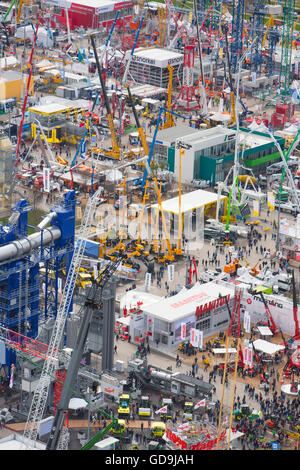 Krane und Baumaschinen, BAUMA 2016, im freien Gelände, Luftaufnahme, München, Bayern, Deutschland Stockfoto