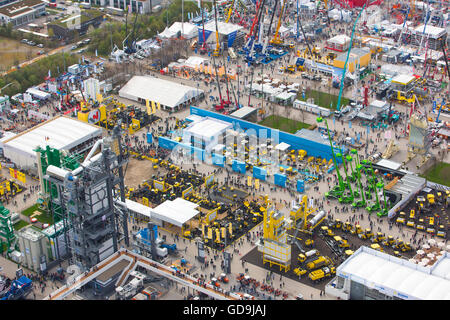 Krane und Baumaschinen, BAUMA 2016, im freien Gelände, Luftaufnahme, München, Bayern, Deutschland Stockfoto