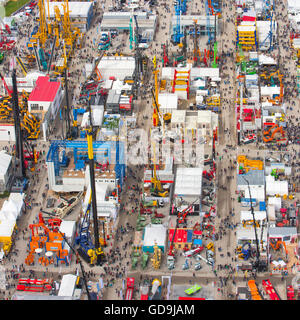 Krane und Baumaschinen, BAUMA 2016, im freien Gelände, Luftaufnahme, München, Bayern, Deutschland Stockfoto