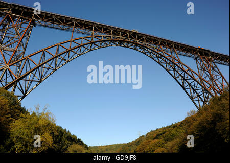 Muengstener Brücke, 107 m über dem Fluss Wupper, die höchste Eisenbahnbrücke Deutschlands, zwischen Wuppertal und Solingen Stockfoto