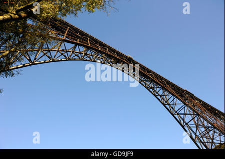 Muengstener Brücke, 107 m über dem Fluss Wupper, die höchste Eisenbahnbrücke Deutschlands, zwischen Wuppertal und Solingen Stockfoto