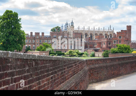 Mauer des Eton College zeigt Schule Kapelle, Slough Road, Eton, Berkshire, England, Vereinigtes Königreich Stockfoto