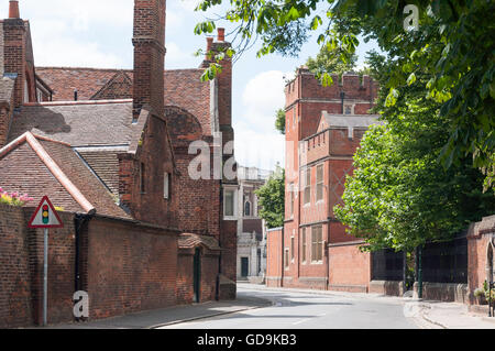 Hauptstraße in Eton zeigt Eton College, Slough Road, Eton, Berkshire, England, Vereinigtes Königreich Stockfoto