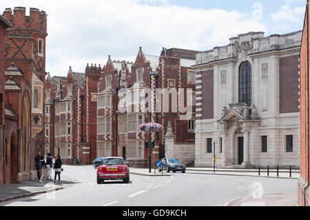 Hauptstraße in Eton zeigt Eton College, Slough Road, Eton, Berkshire, England, Vereinigtes Königreich Stockfoto