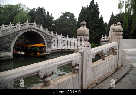 Die architektonisch verzierten und schöne Jade-Belt-Brücke im Sommerpalast mit Booten gehen unter. Peking, China. Stockfoto