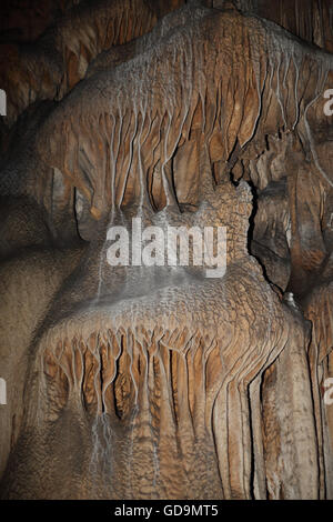 Felsformationen an den Wänden der Reed Flute Höhle, eine natürliche Tropfsteinhöhle von Stalaktiten und Stalagmiten, karstige Phänomene. Stockfoto