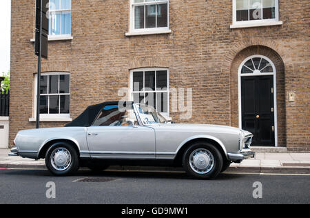 Ein Silber klassische Sportwagen (Mercedes) auf der Straße geparkten außerhalb einer intelligenten Residenz in London gezeigt. Stockfoto