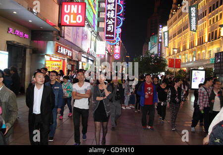 Massen von Menschen Streifen entlang der modischen Nanjing-Straße am Abend des 1. Mai Feiertag.  Shanghai, China Stockfoto