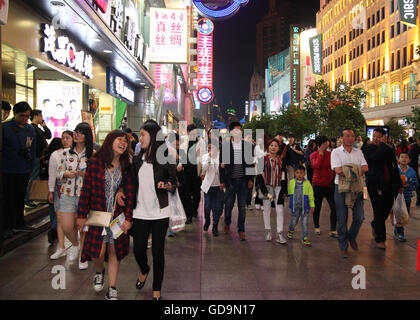 Massen von Menschen Streifen entlang der modischen Nanjing-Straße am Abend des 1. Mai Feiertag.  Shanghai, China. Stockfoto