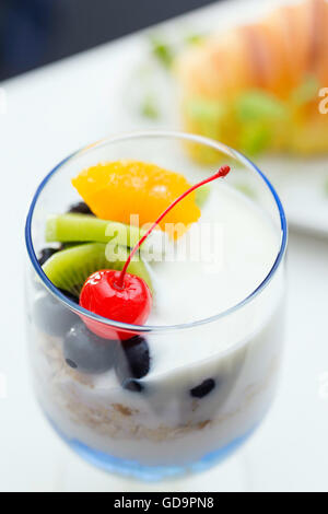 Top-down-Draufsicht von frischem Obst Müsli und unscharfen Croissant. Starke Bokeh. Stockfoto