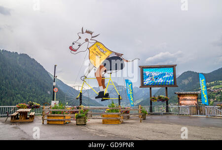 Chatel Dorf, französische Attraktion in Alpen zum Skifahren, Radfahren und Wandern. Metall-Kuh-Struktur in der Mitte Stockfoto