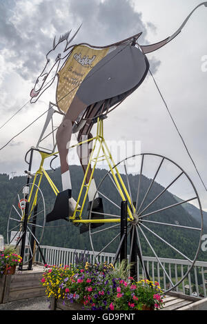 Chatel Dorf, französische Attraktion in Alpen zum Skifahren, Radfahren und Wandern. Metall-Kuh-Struktur in der Mitte Stockfoto