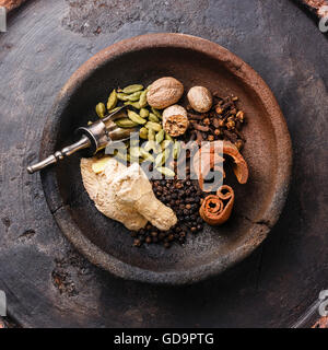 Gewürze-Zutaten für indische Masala Tee auf dunklem Hintergrund Stockfoto