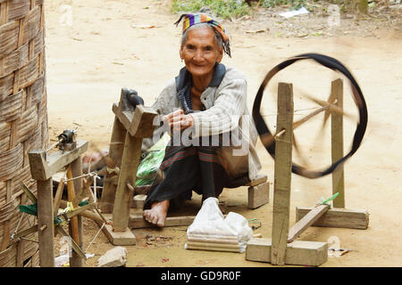 MUANG NGOI, LAOS - 15. Februar 2016: alte Spinnerei auf traditionellen Spinnrad in eine Minderheit Dorf Muang Ngoi, Laos, Asien Stockfoto