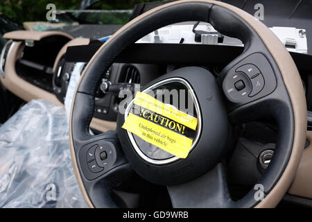 Axbridge, Somerset, UK. 13. Juli 2016. Fiat 500 X Baby SUV nachdem er seinem Dach entfernt, um den Fahrer auf dem Parkplatz zu retten Stockfoto