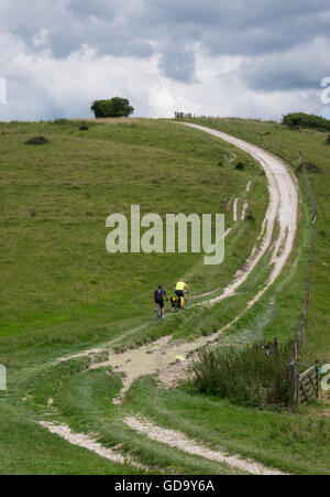 Menschen Mountainbiken in den South Downs National Park, England, UK Stockfoto