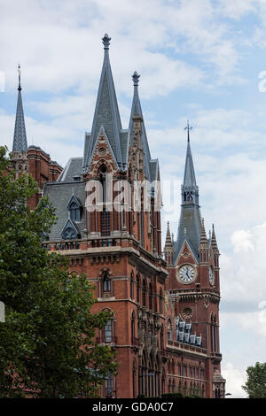 Splendid renovierte gotische Gebäude in der Nähe von Kings Cross Bahnhof in London beherbergt das luxuriöse Renaissance Hotel Stockfoto