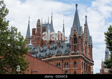 Gotische Gebäude renoviert und jetzt das Renaissance Hotel in London in der Nähe von Bahnhöfen Kings Cross und St Pancras Stockfoto