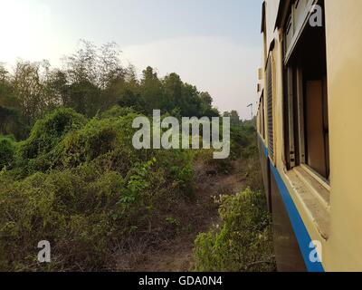 Blick aus dem Zug Reisen von Yangon nach Bagan Stockfoto