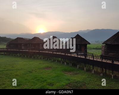 Blick auf den Sonnenaufgang über Bungalows in Myanmar Treasure Resort, Inle-See Stockfoto