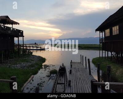 Blick auf den Sonnenuntergang vom Pier von Myanmar Treasure Resort, Inle-See Stockfoto