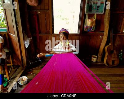 Traditionelle Padaung (Kayan Lahwi) birmanische Trägerin Messing Hals Spulen weben, Inle-See, Shan State in Myanmar, Stockfoto