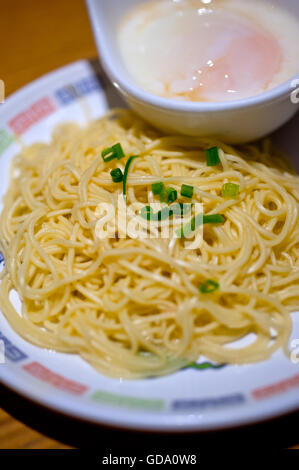 traditionelle japanische Ramen-Nudeln mit pochiertem Ei auf der Seite Stockfoto