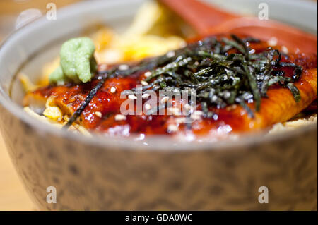 traditionelle japanische Ramen-Nudeln mit Unagi Aal an der Spitze Stockfoto