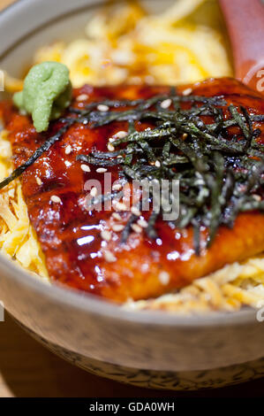 traditionelle japanische Ramen-Nudeln mit Unagi Aal an der Spitze Stockfoto