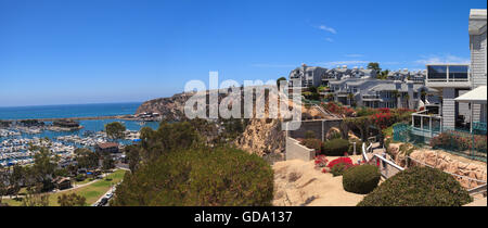 Blick auf den Gehweg oberhalb des Hafens von Dana Point in Kalifornien während des Tages Stockfoto