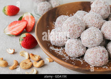 Hausgemachte Erdbeer, Datum, Cashew und Kokosnuss Glückseligkeit Kugel Stockfoto